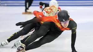 快给森内·拉门斯一顶帽子。这阳光简直刺眼得厉害。 12分钟｜⚪️ 0-0 🔴｜#曼联 来源：Stretford Paddock